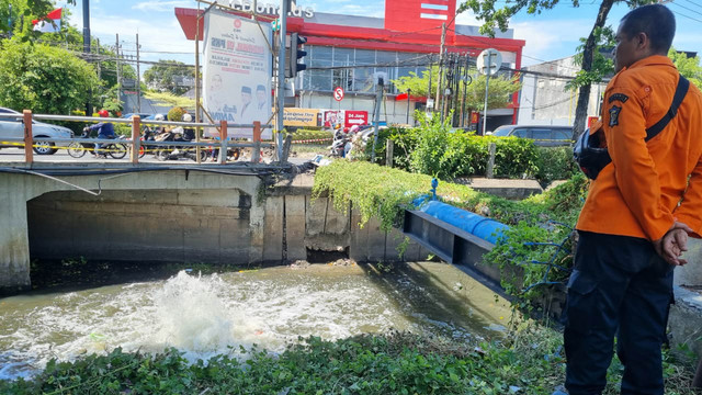 Kondisi semburan air disertai gelembung di Kali Gununganyar, Jalan Rungkut Madya, Kecamatan Rungkut, Surabaya, Jumat (17/10/2025). Foto: Farusma Okta Verdian/kumparan