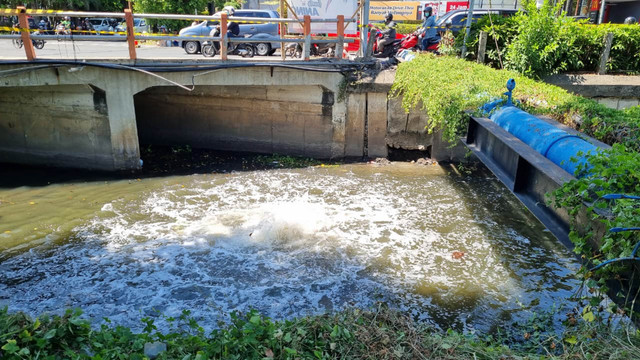 Kondisi semburan air disertai gelembung di Kali Gununganyar, Jalan Rungkut Madya, Kecamatan Rungkut, Surabaya, Jumat (17/10/2025). Foto: Farusma Okta Verdian/kumparan
