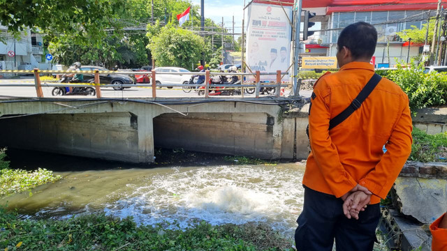 Kondisi semburan air disertai gelembung di Kali Gununganyar, Jalan Rungkut Madya, Kecamatan Rungkut, Surabaya, Jumat (17/10/2025). Foto: Farusma Okta Verdian/kumparan