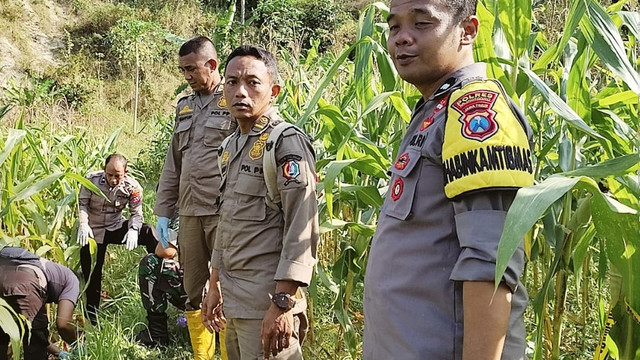 Petugas saat lakukan olah TKP di lokasi ditemukannya sesosok mayat di Desa Meduri, Kecamatan Margomulyo, Kabupaten Bojonegoro. Jumat (17/10/2025) (Aset: Istimewa)