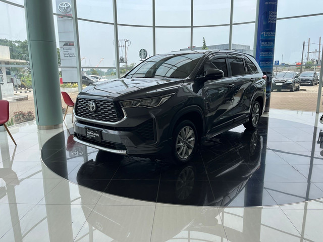 Toyota Innova Zenix Hybrid di diler Toyota Auto2000 Depok, Rabu (15/10/2025). Foto: Syahrul Ghiffari/kumparan