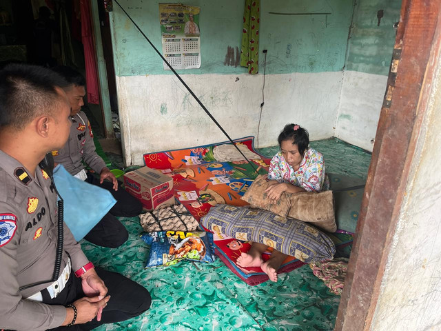 Personel Satlantas Polres Sekadau memberikan bantuan. Foto: Dok. Polres Sekadau