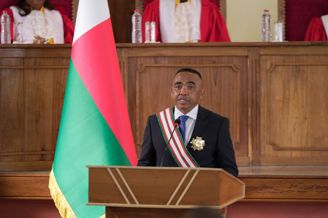 Kolonel Michael Randrianirina menyampaikan pidatonya di Mahkamah Konstitusi setelah dilantik sebagai presiden di Antananarivo, Madagaskar, Jumat (17/10/2025). Foto: Brian Inganga/AP Photo