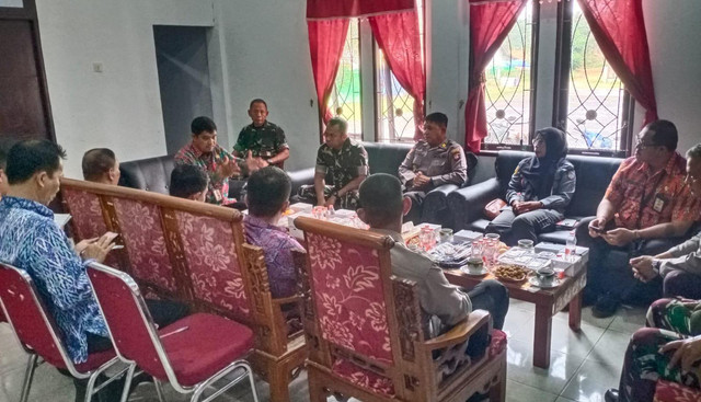 Dandim Mempawah memimpin langsung evaluasi dan monitoring ke desa. Foto: Dok. Pendim Mempawah