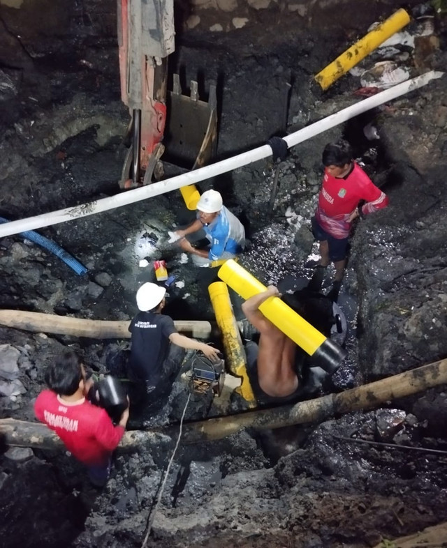 Kebocoran pipa gas milik PT Sinergi Patriot Bekasi (Perseroda) usai terkena alat berat saat pengerukan saluran drainase di kawasan Jembatan 10 Rawalumbu, Bekasi. Foto: Dok. Istimewa
