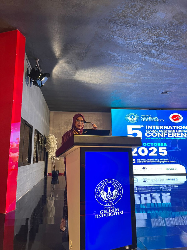 Prof Eny membawakan materi di Istambul. Foto: Koleksi Humas