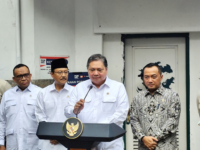 Menko Bidang Perekonomian Airlangga Hartarto bersama beberapa Menteri Kabinet Merah Putih mengumumkan stimulus ekonomi di depan Kantor Pos Indonesia Cikini, Jakarta pada Jumat (17/10/2025). Foto: Luthfi Humam/kumparan