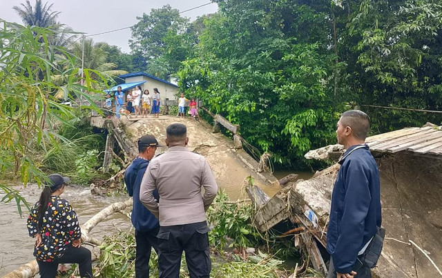 Polisi bersama Pemdes Pantok memantau langsung kondisi jembatan di Landau Mentawak yang robh. Foto: Dok. Polres Sekadau