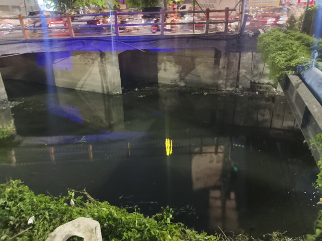 Semburan air disertai gelembung di Kali Gununganyar, Jalan Rungkut Madya, Kecamatan Rungkut, Surabaya, akhirnya berhenti, Jumat (17/10/2025). Foto: Farusma Okta Verdian/kumparan