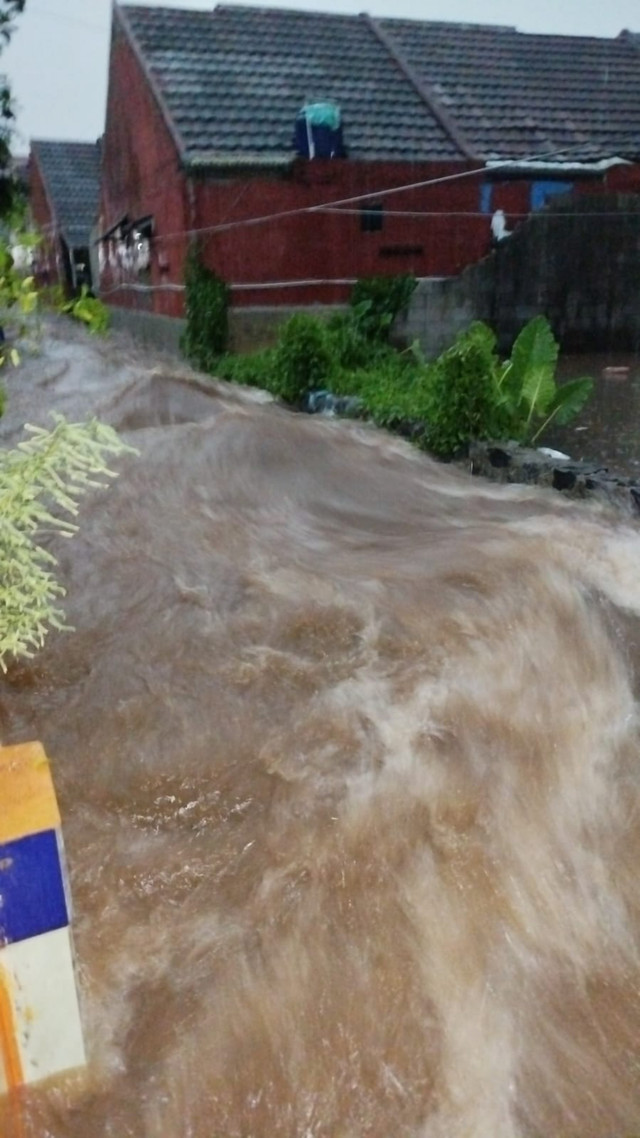 Hujan deras yang mengguyur menyebabkan banjir mencapai 60 cm di RT 01 RW 17, Pancoran Mas, Depok, Jumat (17/10/2025). Foto: kumparan