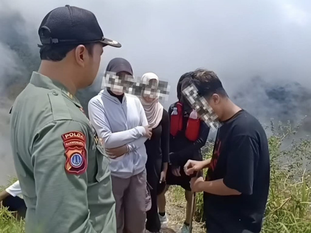 Petugas TNGM tegur 4 orang yang melakukan trekking di Bukit Kukusan Gunung Merapi di Klaten, Jawa Tengah. Foto: Dok. Balai TNGM