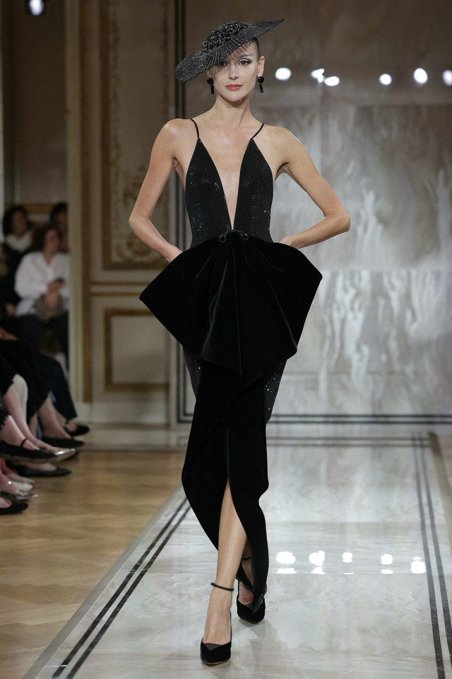 Peragaan Armani Prive Haute Couture Fall/Winter 2025-2026. Foto: AFP