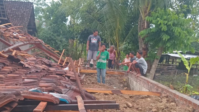 Kondisi bangunan rumah milik Mini (80) di Dusun Kalidandang, Desa Napis, Kecamatan Tambakrejo, Kabupaten Bojonegoro, yang roboh. Jumat (17/10/2025) (Aset: Istimewa)