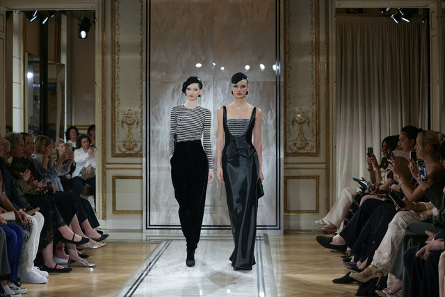 Peragaan Armani Prive Haute Couture Fall/Winter 2025-2026. Foto: AFP
