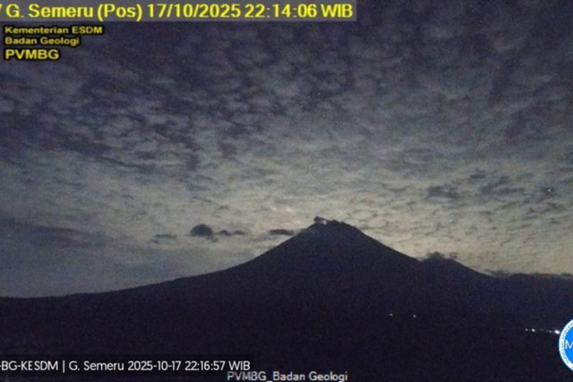 Gunung Semeru kembali erupsi dengan letusan setinggi 700 meter di atas puncak pada Jumat (20/6/2025) malam pukul 20.37 WIB. Foto: HO-PVMBG/Antara