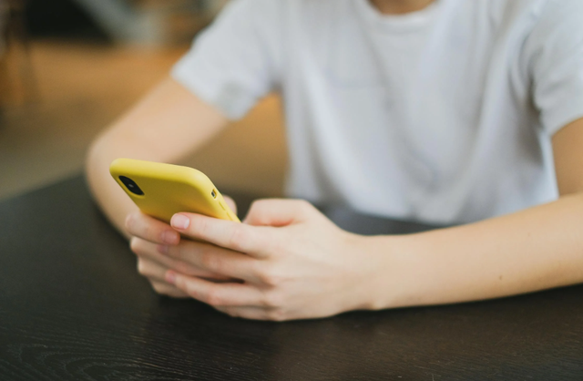 Ilustrasi kebiasaan scrolling. Foto: pexels