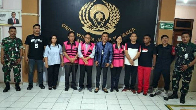 Tiga tersangka dugaan penyimpangan pengelolaan bantuan Bank Dunia untuk pembangunan gedung Fakultas Hukum di Universitas Sam Ratulangi, sebelum dibawa ke Rutan Kelas IIA Malendeng, Manado. (foto: istimewa)