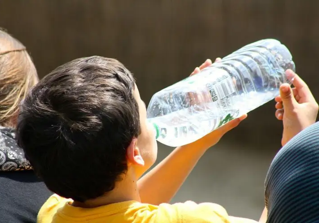Mencegah anak dehidrasi dengan banyak minum air. Foto: Pixabay