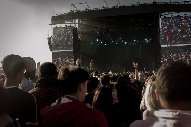ilustrasi prediksi setlist konser peterpan semua tentang kita. Unsplash/Alexander Londono