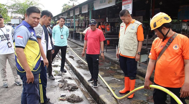 Pemkab Mempawah melaksanakan aksi bersih-bersih di Terminal Mempawah. Foto: Pemkab Mempawah