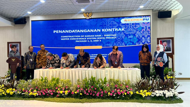 Penandatanganan kontrak proyek Karian Dam-Serpong Water Conveyance System (KSCS) Paket 3, di Kementerian PU, Jakarta, Jumat (18/10).
 Foto: Dok. WIKA