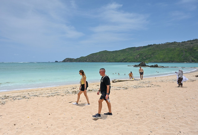 Sejumlah wisatawan asing menikmati suasana pantai Kuta, KEK Mandalika di Desa Kuta, Kecamatan Pujut, Lombok Tengah, NTB, Kamis (16/10/2025).  Foto: Ahmad Subaidi/ANTARA FOTO