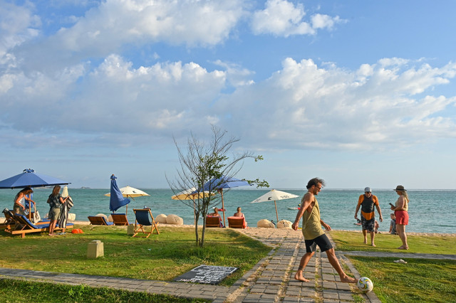 Sejumlah wisatawan asing menikmati suasana pantai Kuta, KEK Mandalika di Desa Kuta, Kecamatan Pujut, Lombok Tengah, NTB, Kamis (16/10/2025).  Foto: Ahmad Subaidi/ANTARA FOTO