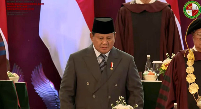 Presiden Prabowo Subianto hadiri prosesi sidang senat penerimaan mahasiswa baru Universitas Kebangsaan Republik Indonesia (UKRI) di Bandung, Sabtu (18/10/2025).  Foto: Dok. UKRI TV