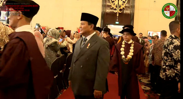 Presiden Prabowo Subianto hadiri prosesi sidang senat penerimaan mahasiswa baru Universitas Kebangsaan Republik Indonesia (UKRI) di Bandung, Sabtu (18/10/2025). Foto: Dok. UKRI TV