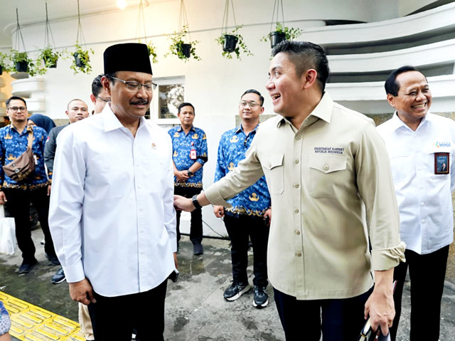 Menteri Sosial Saifullah Yusuf (kiri) mengumumkan penyaluran tambahan Bantuan Langsung Tunai Sementara (BLTS) sebesar Rp300.000 per bulan bagi keluarga penerima manfaat (KPM) siap dilaksanakan pada bulan ini. Foto: Dok. Kemensos