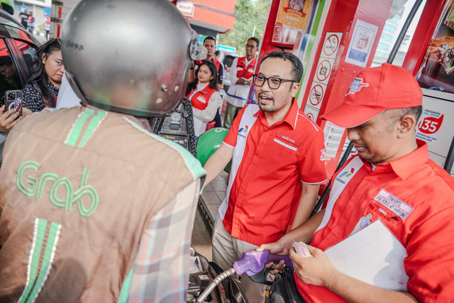 Direktur Utama Pertamina Patra Niaga, Mars Ega Legowo Putra (kedua dari kanan) memantau SPBU 31.12802 MT Haryono, Jakarta pada Jumat (17/10). Foto: Dok. Pertamina