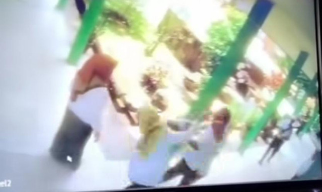 Tangkap layar saat guru SMAN 16 Palembang, Yuli Mirza dianiaya seoarng laki-laki berinsial S yang juga PPPK. Foto : Istimewa