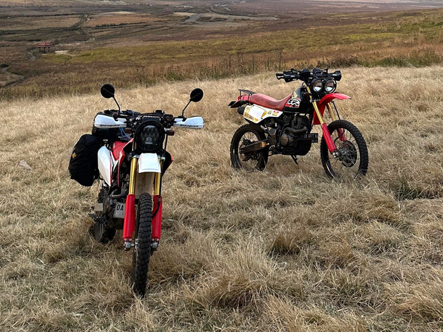 Lampu cyclops (kiri) dan lampu model Honda XR (kanan) dalam modifikasi trail vintage. Foto: Dok. Instagram/@hanifanrzz