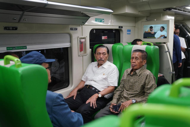 Luhut Binsar Pandjaitan saat melakukan perjalanan dinas menggunakan Whoosh. (Sumber Foto: Dok. kcic)