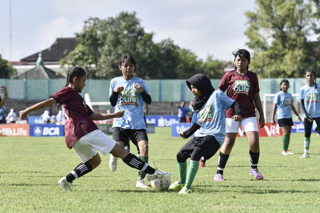Tim U-12 sedang bertanding di MilkLife Soccer Challenge Yogyakarta Series 1 2025/26 di Stadion Tridadi, Sleman. Foto: Antika Fahira/kumparan