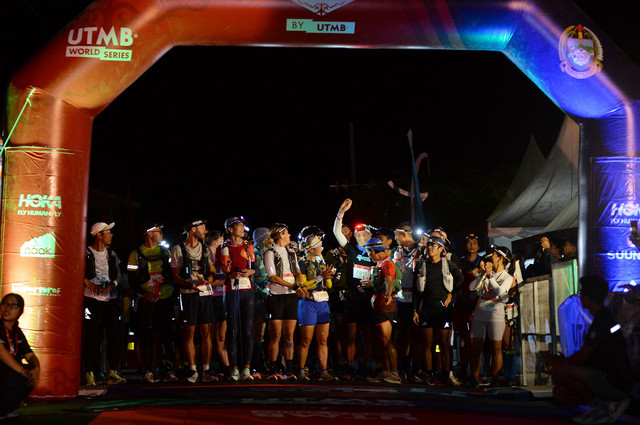 Gubernur Sumut Bobby Nasution melepas para peserta lomba lari lintas alam Trail of the Kings Lake Toba by UTMB di Marianna resort and convention Tuktuk Siadong Kabupaten Samosir, Sabtu (18/10/2025) dinihari. Foto: Dok. Istimewa