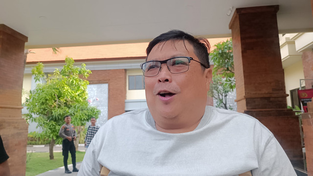 Lukas Triana Putra melaporkan kasus kematian anaknya, mahasiswa Universitas Udayana berinisial TAS (22) ke Polresta Denpasar, Bali, pada Sabtu (18/10/2025). Foto: Denita BR Matondang/kumparan