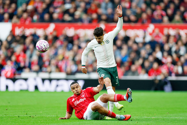 Murillo dari Nottingham Forest beraksi bersama Pedro Neto dari Chelsea pada pertandingan Liga Inggris antara Nottingham Forest vs Chelsea di The City Ground, Nottingham, Inggris, Sabtu (18/10/2025). Foto: Peter Cziborra/REUTERS