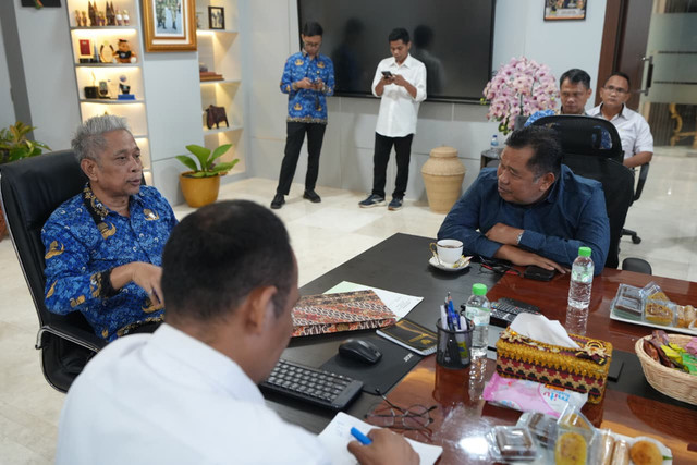 Wakil Menteri Sosial Agus Jabo Priyono saat menerima audiensi Bupati Takalar Firdaus Daeng Manye di Kantor Kemensos, Jakarta, Jum'at (17/10/2025). Foto: Biro Humas Kemensos/Wahyu Galuh Nugroho