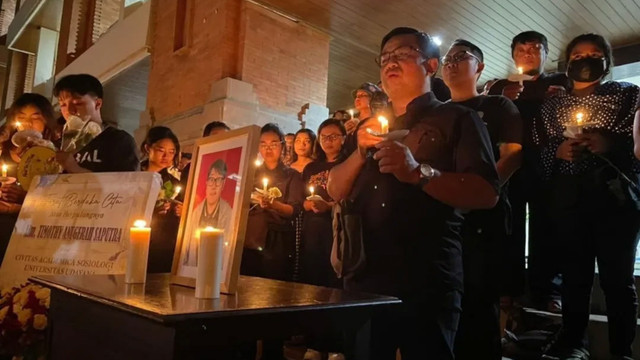 Mahasiswa dan alumni Fakultas Ilmu Sosial dan Ilmu Politik Universitas Udayana menggelar Renungan Malam untuk mengenang kepergian almarhum Timothy Anugerah Saputra di depan Gedung FISIP Kampus Sudirman, Denpasar pada Jumat (17/10/2025). Foto: Instagram/ @univ.udayana