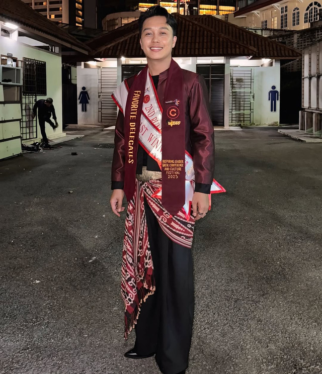 Putra Tarigas berhasil bawa pulang tiga gelar dari ajang 'Inspiring Leader Batik Conference & Culture Festival' di Malaysia. Foto: Dok. Instagram @putra_tarigas