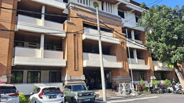Suasana depan gedung fakultas Fisip Universitas Udayana, Bali. Foto: Denita BR Matondang/kumparan