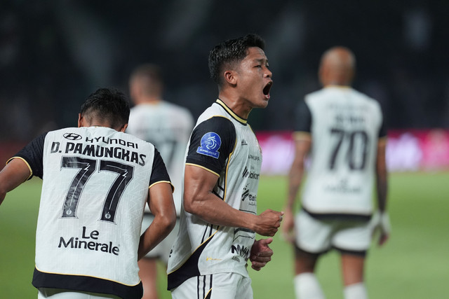 Selebrasi pemain Persija saat melawan Persebaya dalam laga lanjutan Super League 2025/26 di Stadion GBT, Surabaya, pada Sabtu (18/10/2025). Foto: Persija Jakarta