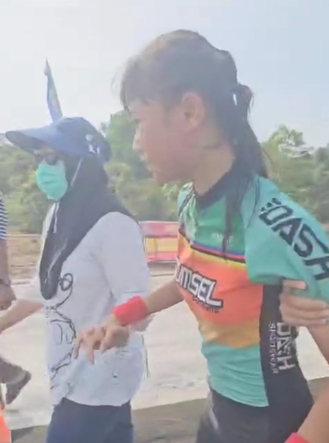 Tangkap layar saat seorang atlet berbaju biru muda itu tergelincir dan mengalami luka di bagian lutut. Diduga, insiden tersebut terjadi akibat adanya kerikil yang tersisa di lintasan sepatu roda dia ajang Porprov Sumsel XV di Muba. Foto : Istimewa