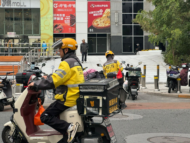 Pengantar makanan aplikasi Meituan di Beijing. Foto koleksi pribadi.