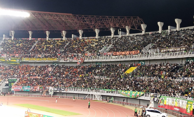 Bonekmania duduk berdampingan dengan The Jak saat laga Persebaya melawan Persija di stadion GBT Surabaya, Sabtu (18/10) malam. Foto: Masruroh/Basra