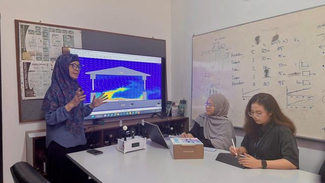 Prof Dr Dipl Ing Sri Nastiti Nugrahani Ekasiwi MT (berdiri) menjelaskan simulasi pola aliran udara dalam ruang pada mata kuliah Penghawaan Bangunan. Foto: Humas ITS