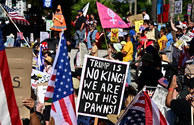 Masyarakat turun ke jalan, memprotes kebijakan Trump dalam sebuah unjuk rasa yang disebut 'No Kings', Sabtu (18/10) Foto: Frederic J. Brown/AFP