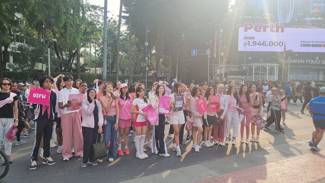 Warga berbaju pink memperingati Hari Peduli Kanker Payudara di kawasan CFD Bundaran HI, Jakarta Pusat, Minggu (19/10/2025). Foto: Nasywa Athifah/kumparan