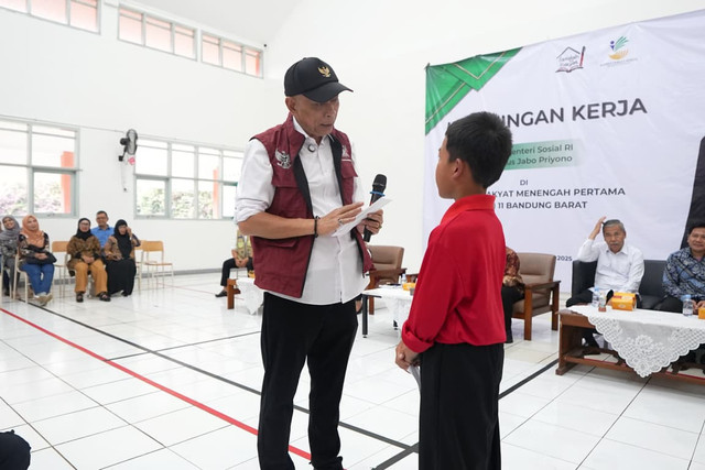 Wakil Menteri Sosial Agus Jabo Priyono berdialog dengan siswa Sekolah Rakyat Menengah Pertama (SRMP) 11 Bandung Barat di SMAN 1 Cisarua, Bandung Barat, Sabtu (18/10/2025). Foto: Kemensos RI